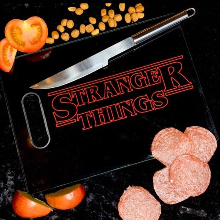 Tábua de Carne de Vidro Stranger Things (Preto) (35x25cm)
