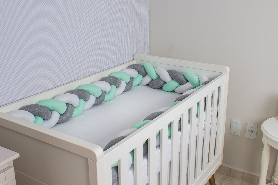 Protetor de Berço em Trança Verde Bebê,Branco e Cinza Mescla 4m - Toca do Bebê