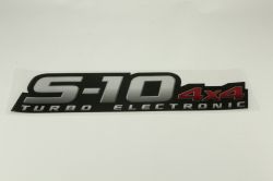 Emblema *S100 4x4 turbo eletronic* lateral cacamba - S10 4x4 2009 a 2011
