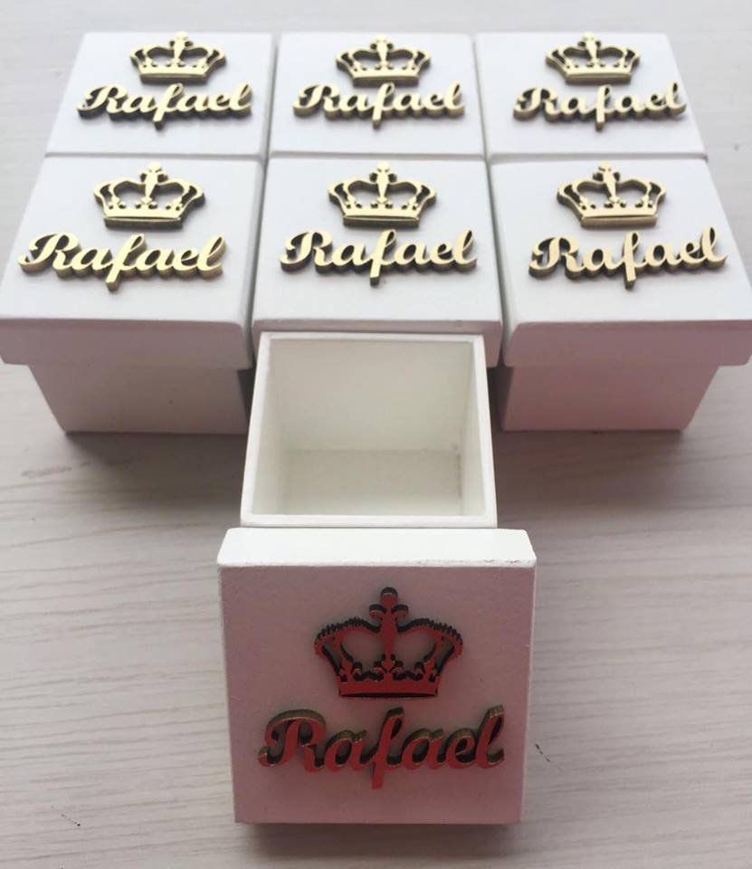 Kit 20 caixinhas personalizadas brancas com nome + coroa em dourado -  6cm (R$ 4,90 cada)