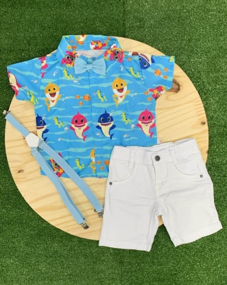 Bermuda Branca com Camisa Azul Baby Shark e Kit Gravata e Suspensório Infantil