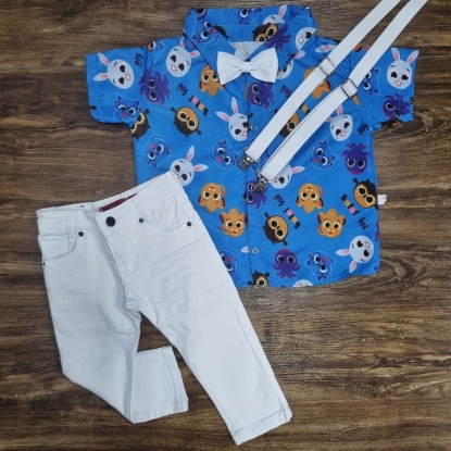 Calça Branca com Camisa Cute Cake Azul e Kit Gravata e Suspensório Infantil