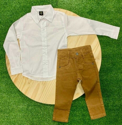 Calça Jeans Caramelo com Camisa Branca Manga Longa Infantil