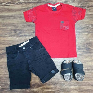 Camisa Vermelha com Bolso e Bermuda Preta Infantil