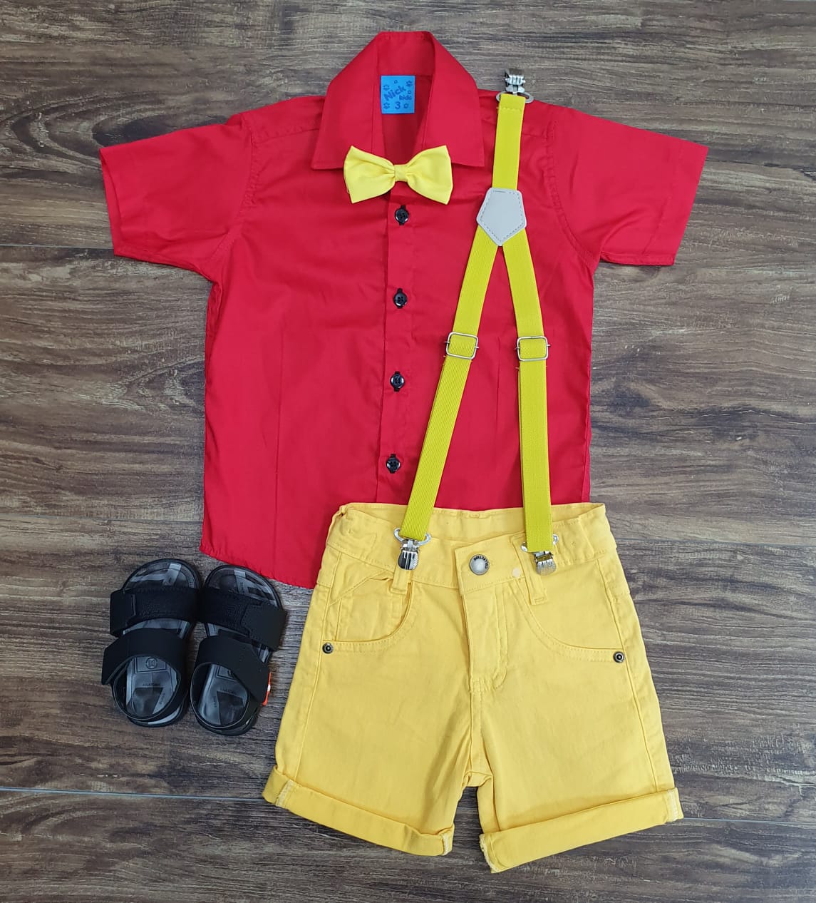 Bermuda Amarela com Suspensório e Camisa Vermelha com Gravata - Look Ursinho Pooh