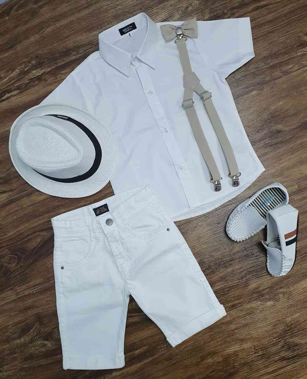 Bermuda Branca com Suspensório e Camisa Social Branca com Gravata