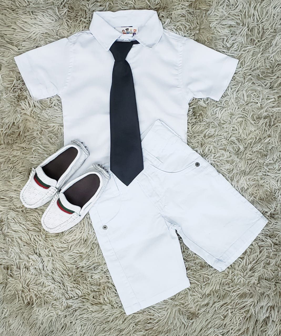 Bermuda Jeans Branca e Camisa Branca com Gravata
