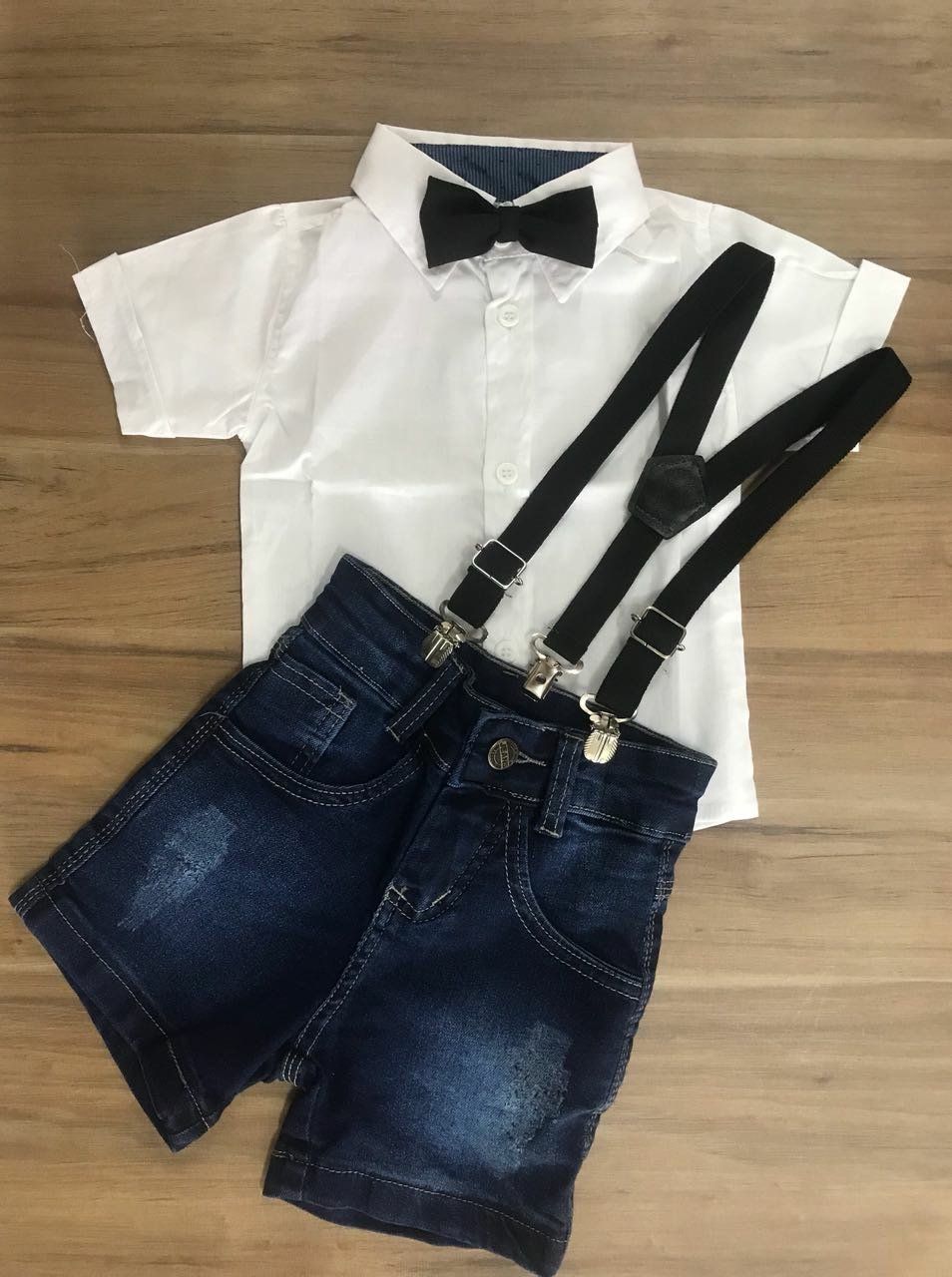Bermuda Jeans com Suspensório e Camisa Social Branca com Gravata