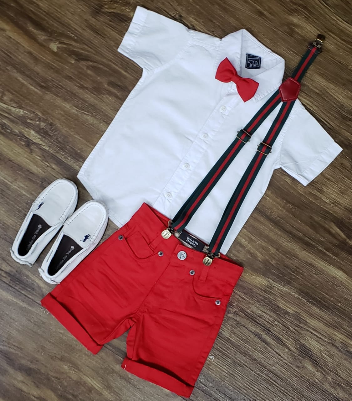 Bermuda Vermelha com Suspensório e Camisa Branca com Gravata