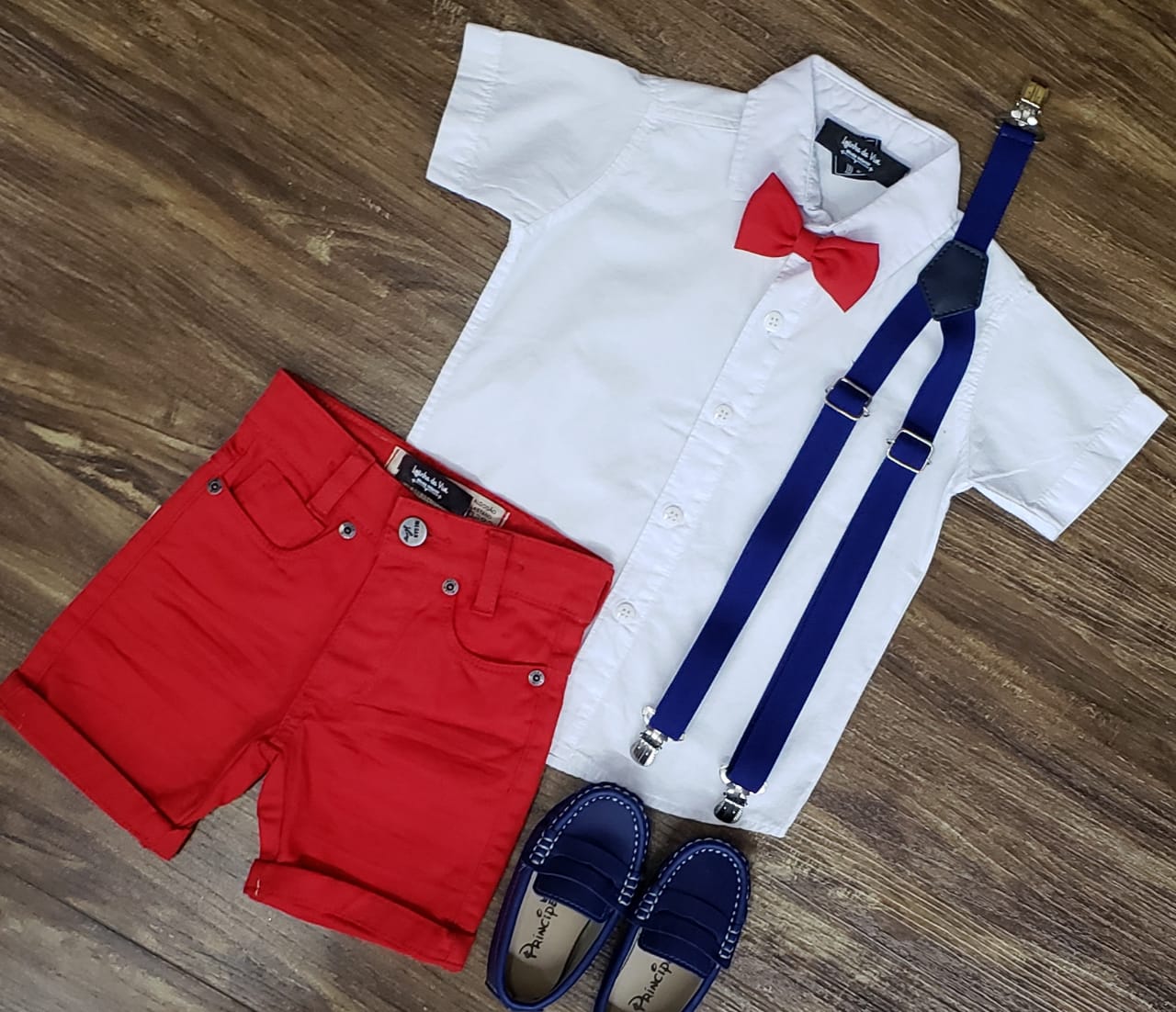 Bermuda Vermelha com Suspensório e Camisa com Gravata