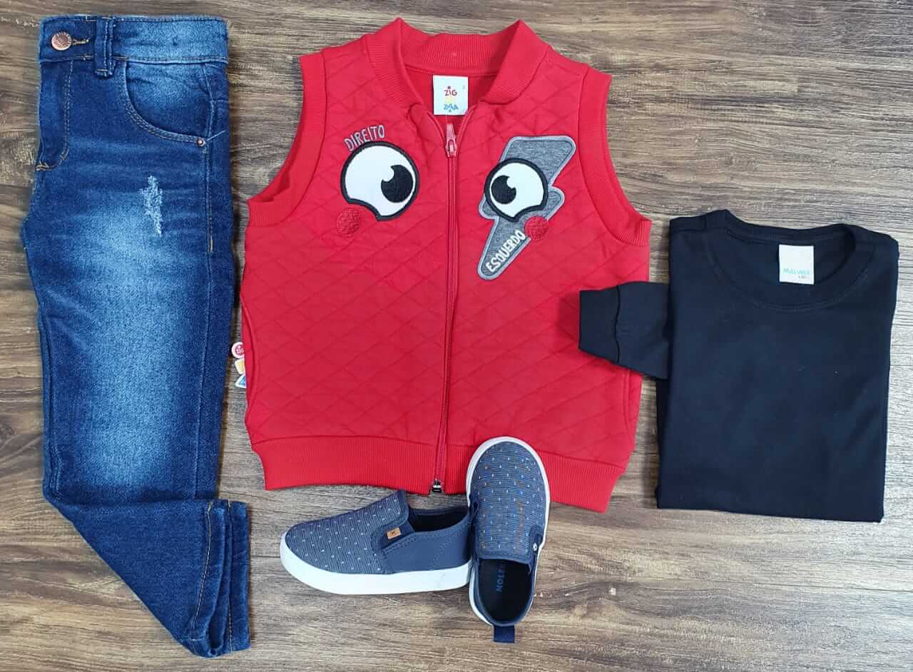 Calça Jeans com Camiseta Preta e Colete Vermelho
