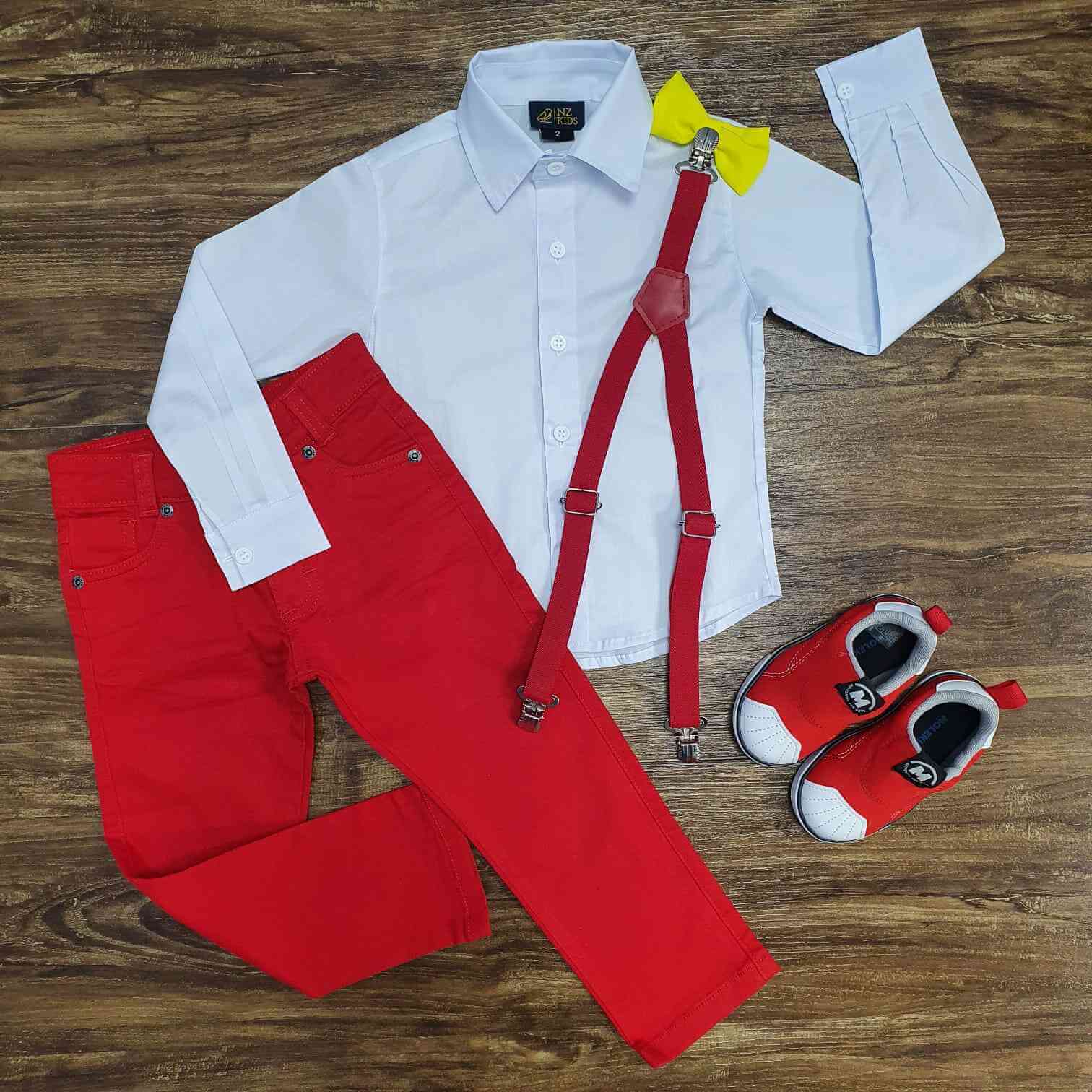 Calça Vermelha com Suspensório e Camisa Social com Gravata