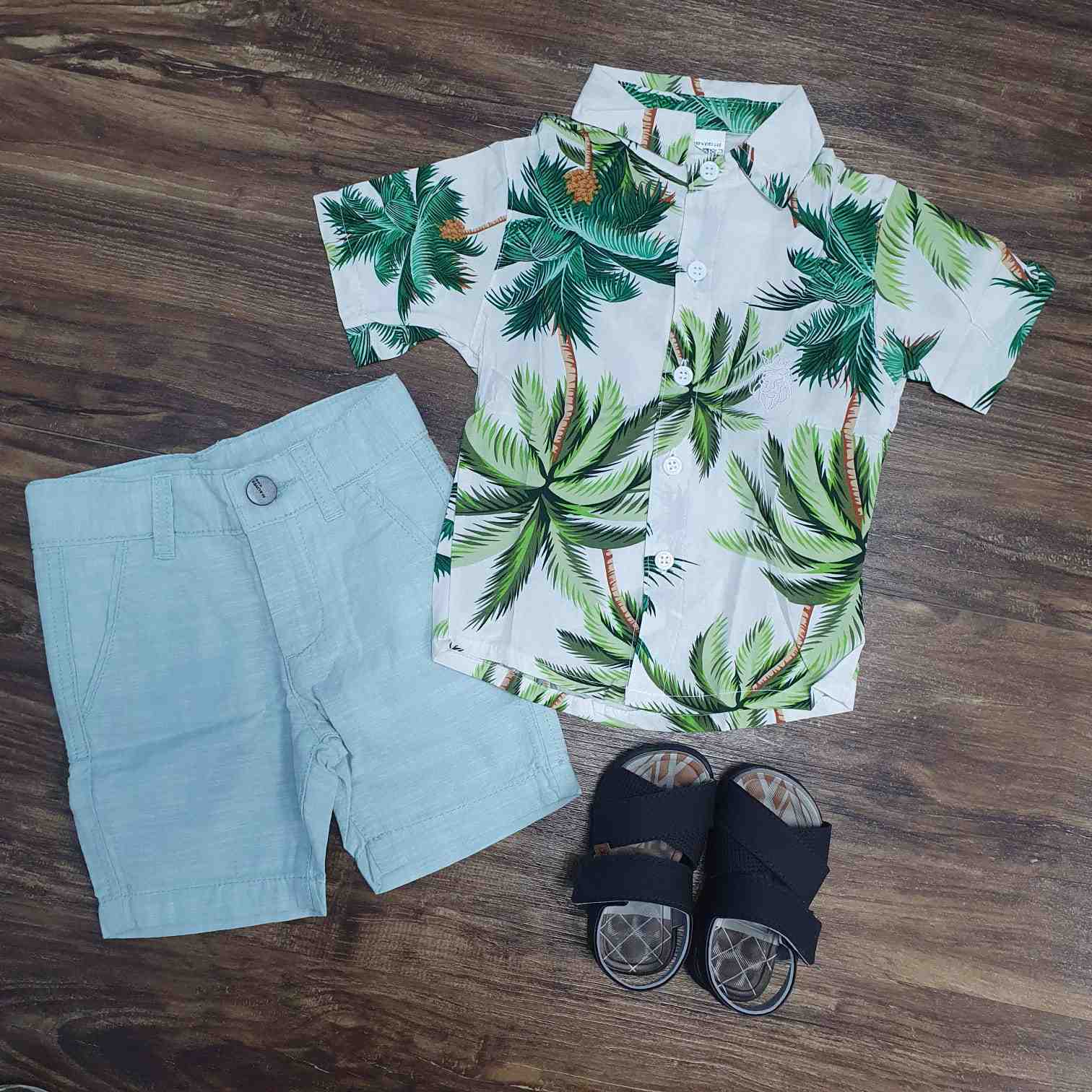 Camisa Floral Branca e Verde com Bermuda Infantil