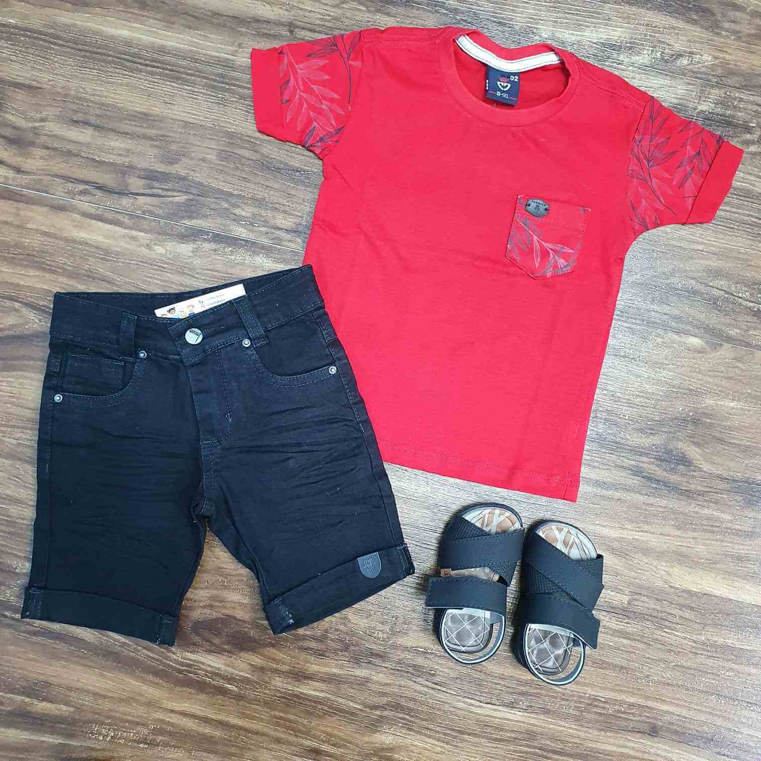 Camisa Vermelha com Bolso e Bermuda Preta Infantil