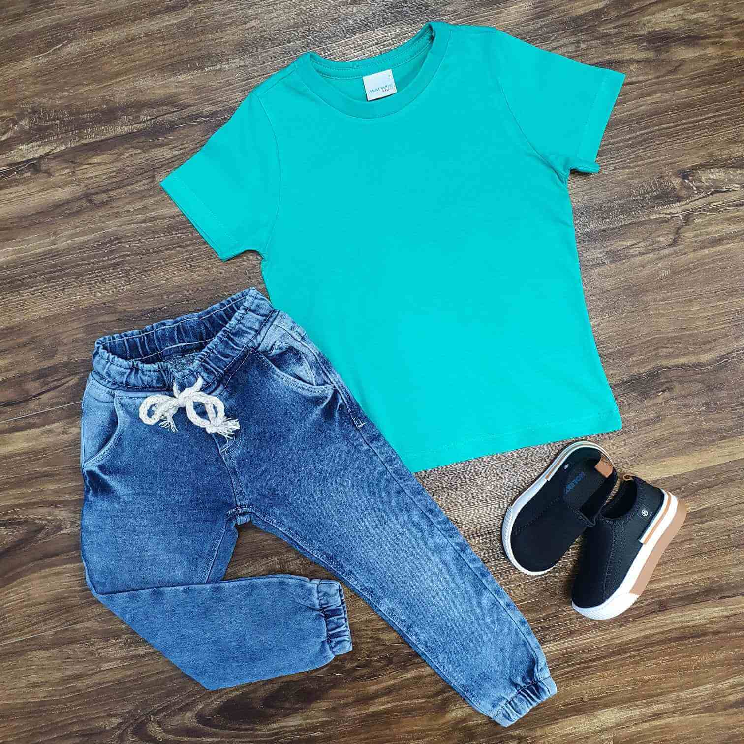 Camiseta Verde Básica com Calça Jeans Jogger Infantil