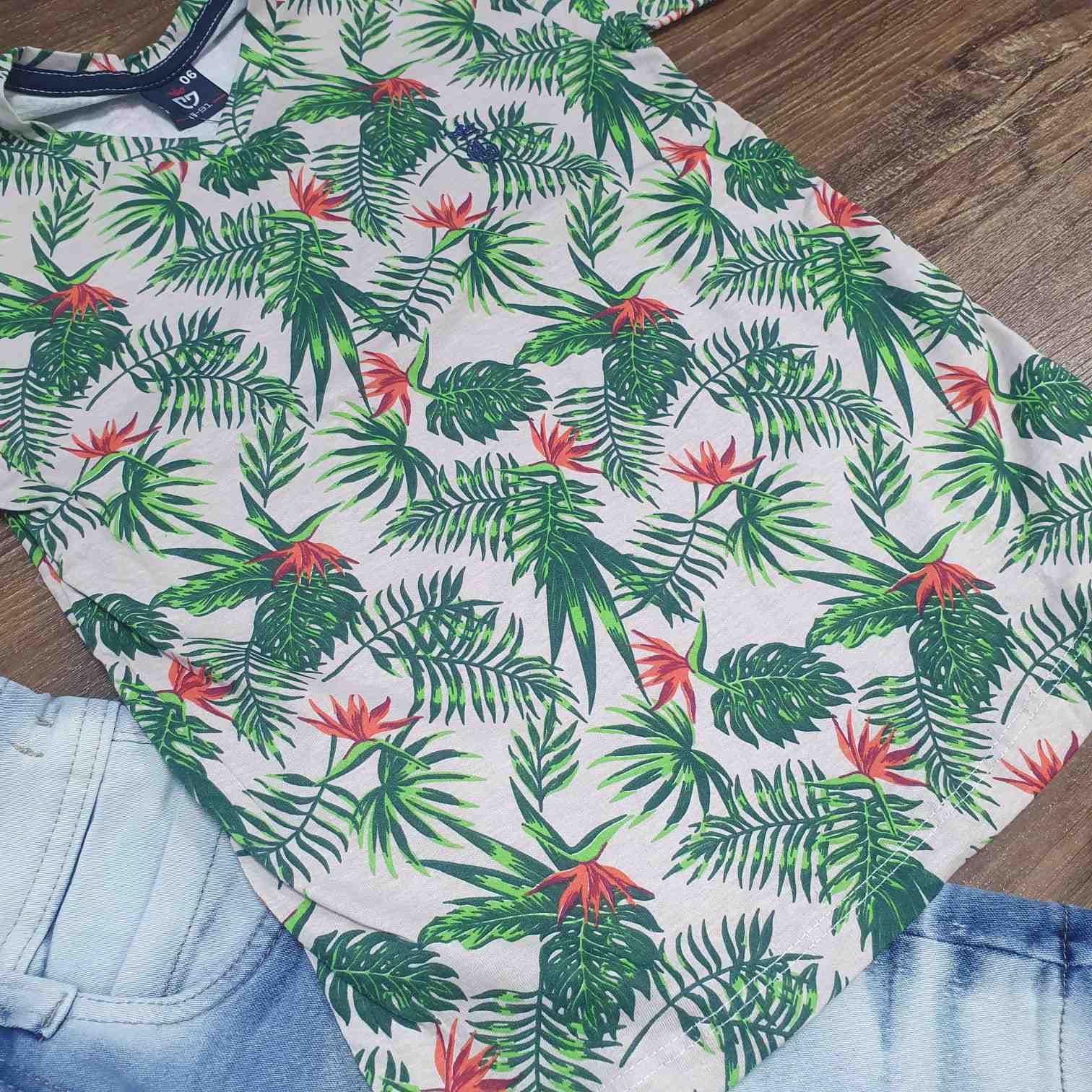 Conjunto Infantil Camiseta Floral com Bermuda Jeans