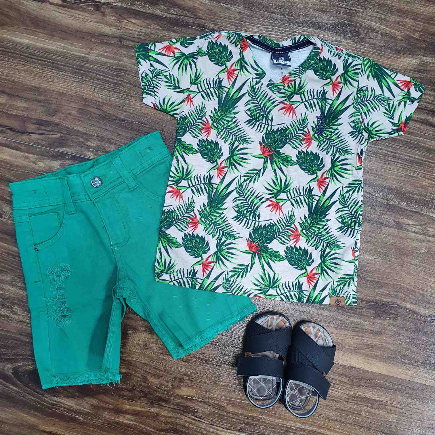 Conjunto Infantil Camiseta Floral com Bermuda Verde