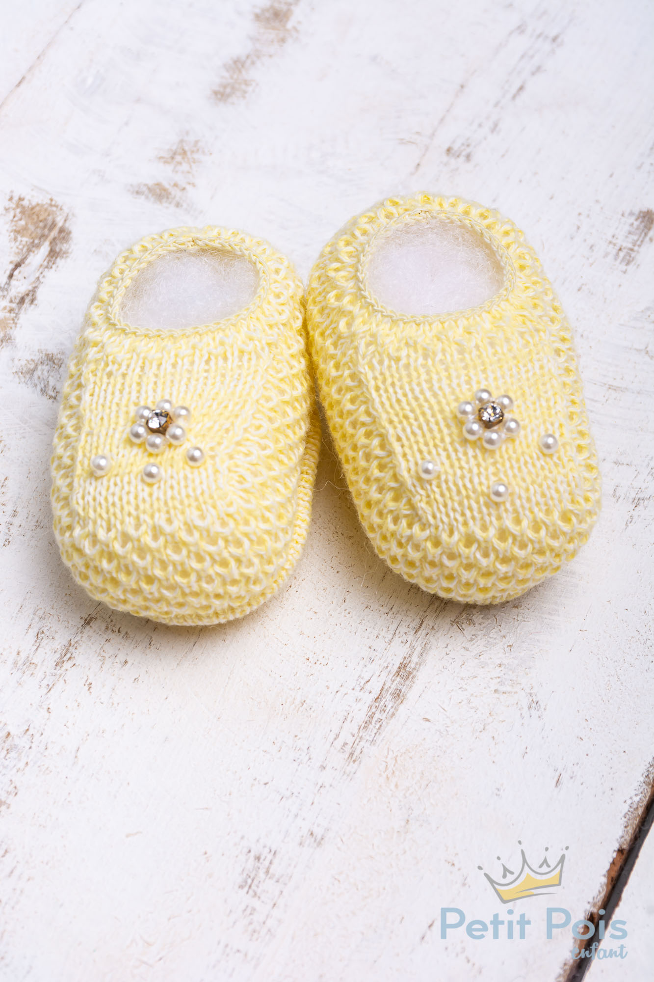 Sapatinho bebê em tricot bordado - Amarelo bebê