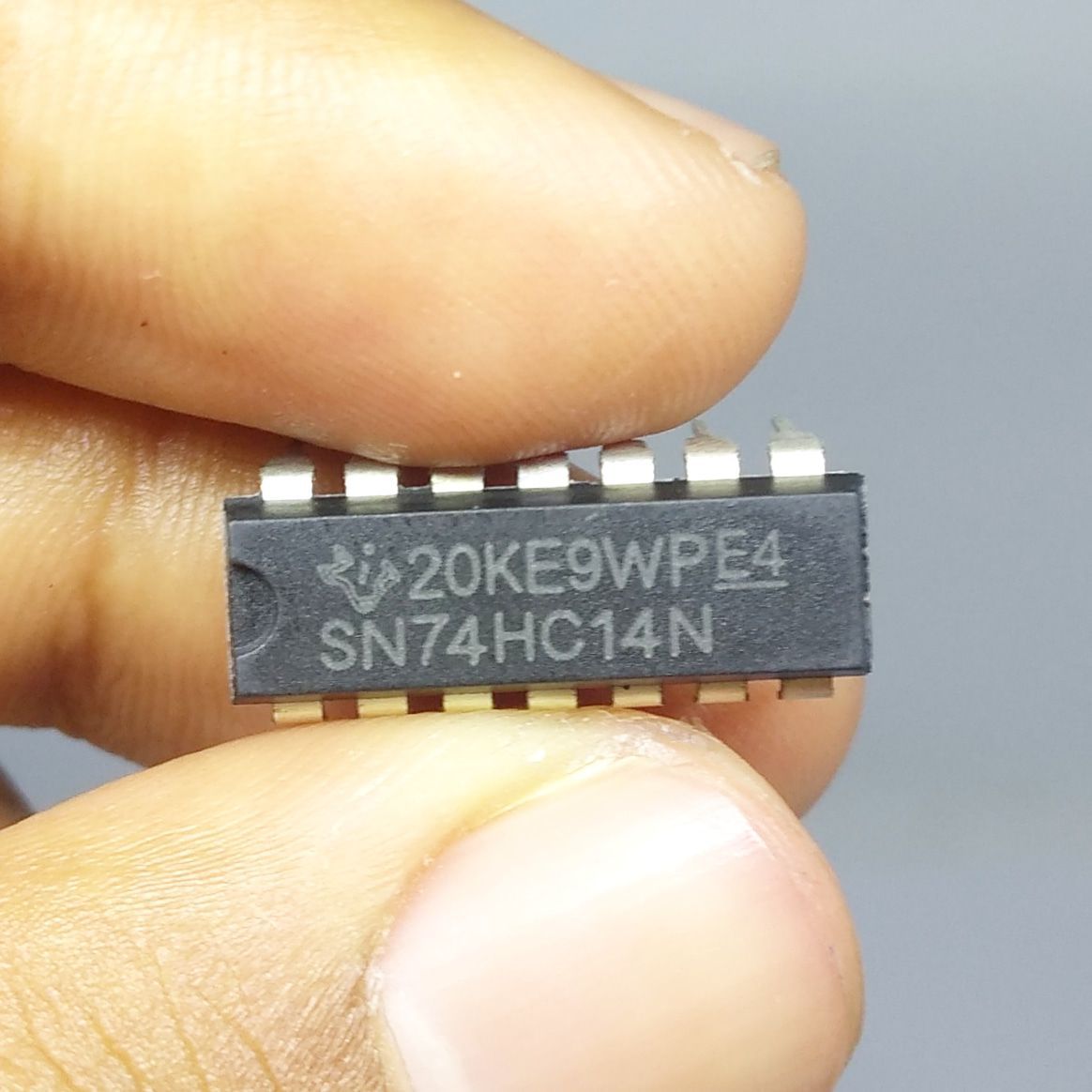 Kit 25 peças - Circuito Integrado SN74HC14N DIP14 - Texas Instruments