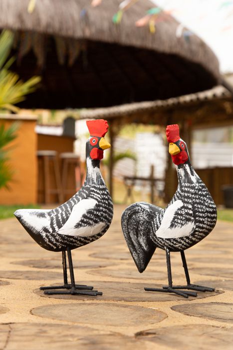 Casal de galinhas caipira em madeira e pés em ferro preta