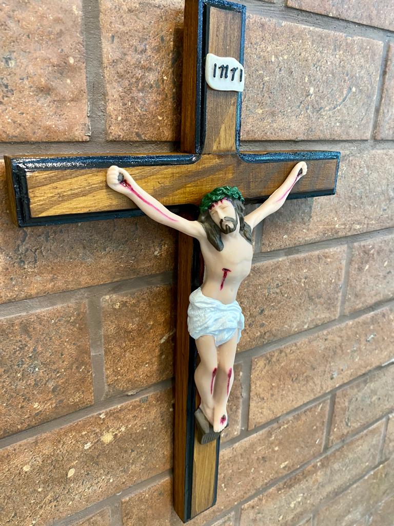 Crucifixo de Parede em Madeira com Imagem em Resina -  38 cm