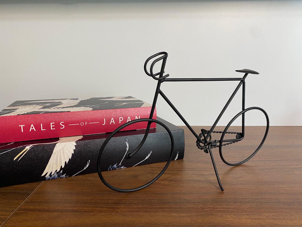 Escultura de bicicleta em metal