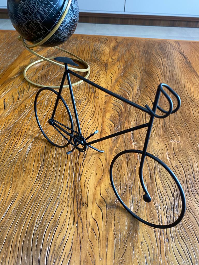 Escultura de bicicleta em metal