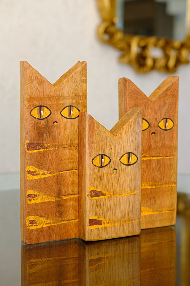 Trio de Gatos Decorativos em Madeira