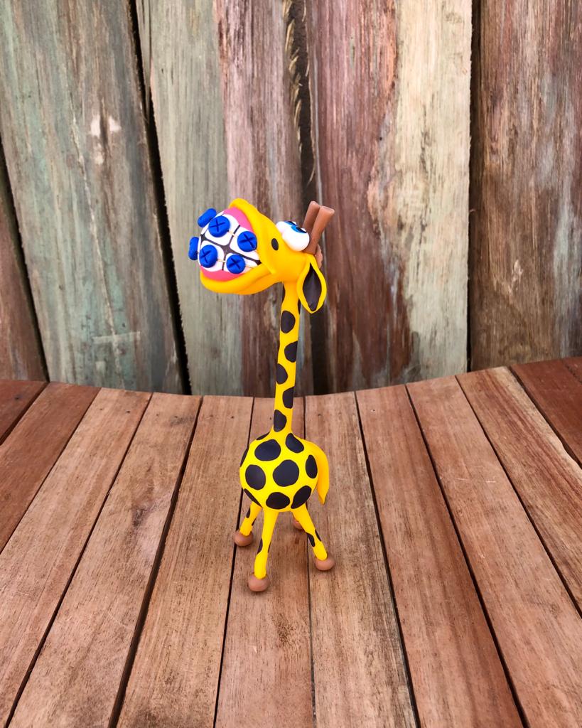 Girafinha em Cabaça com Aparelho nos Dentes