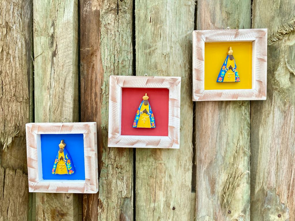Kit Quadros em Madeira Rústica Decorados com Nossa Senhora Aparecida