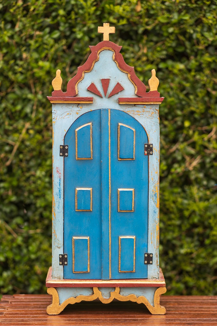 Oratório Grande em Madeira Marrom com portas Azuis