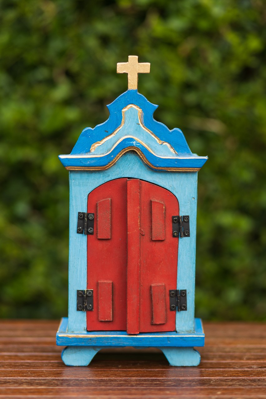 Oratório Pequeno em Madeira Azul com Portas Vermelhas