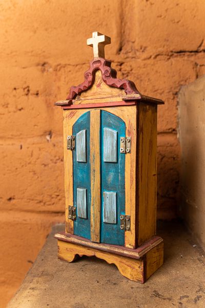 Oratório pequeno em madeira com portas azuis