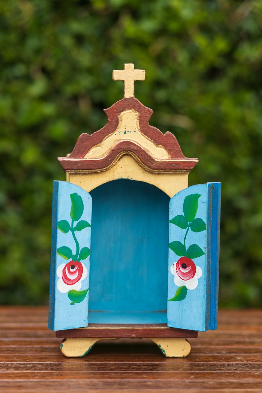 Oratório Pequeno em Madeira Marrom com Portas Azuis