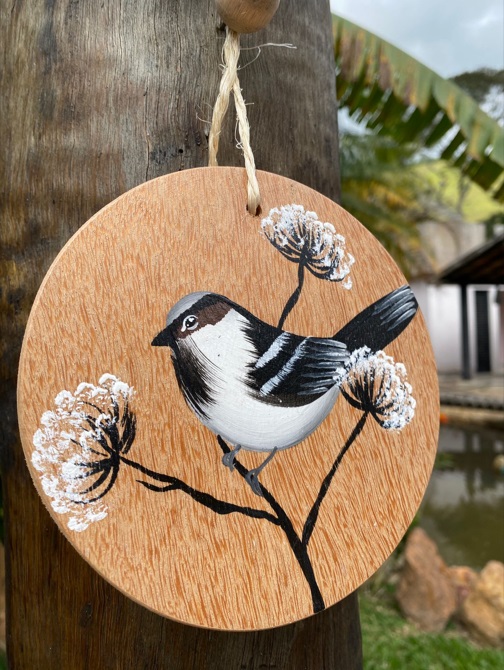 Placa Redonda - Bolacha - Pássaro com Flor Branca