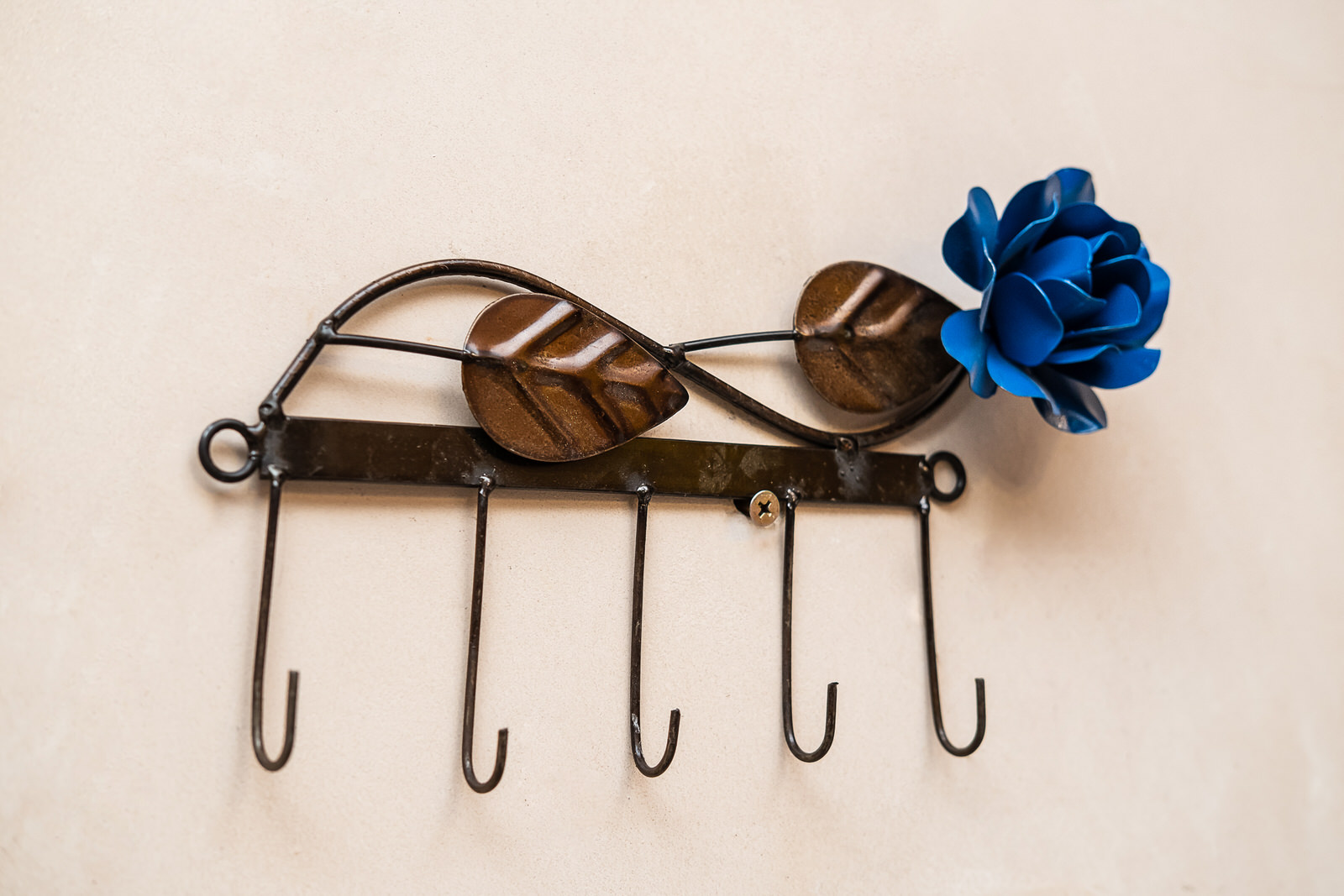 Porta Chaves em Ferro com Detalhe em Flor - Azul