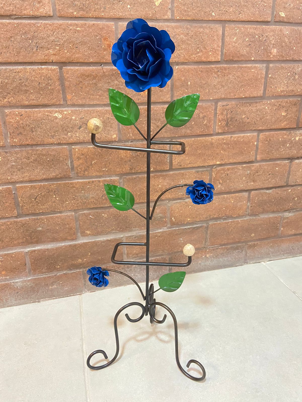 Porta Papel Higiênico em Ferro com Flores Azul- 67 x 22 cm