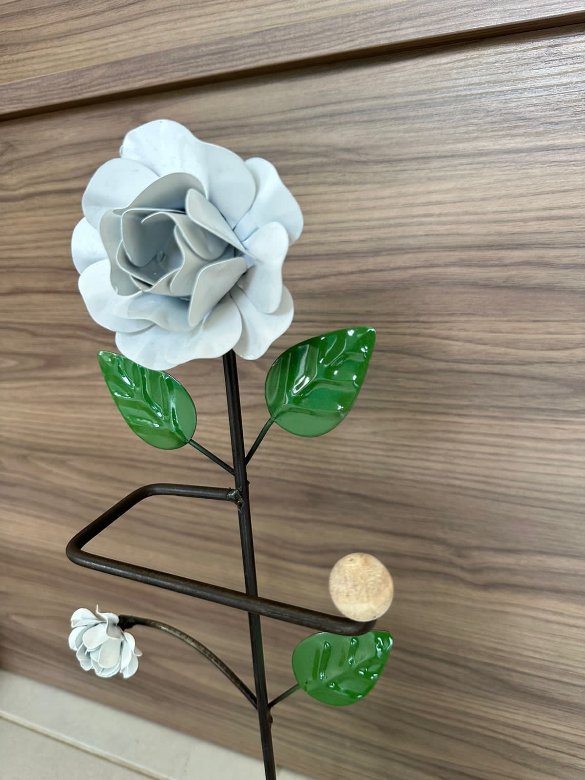 Porta Papel Higiênico em Ferro com Flores Brancas - 67 x 22 cm