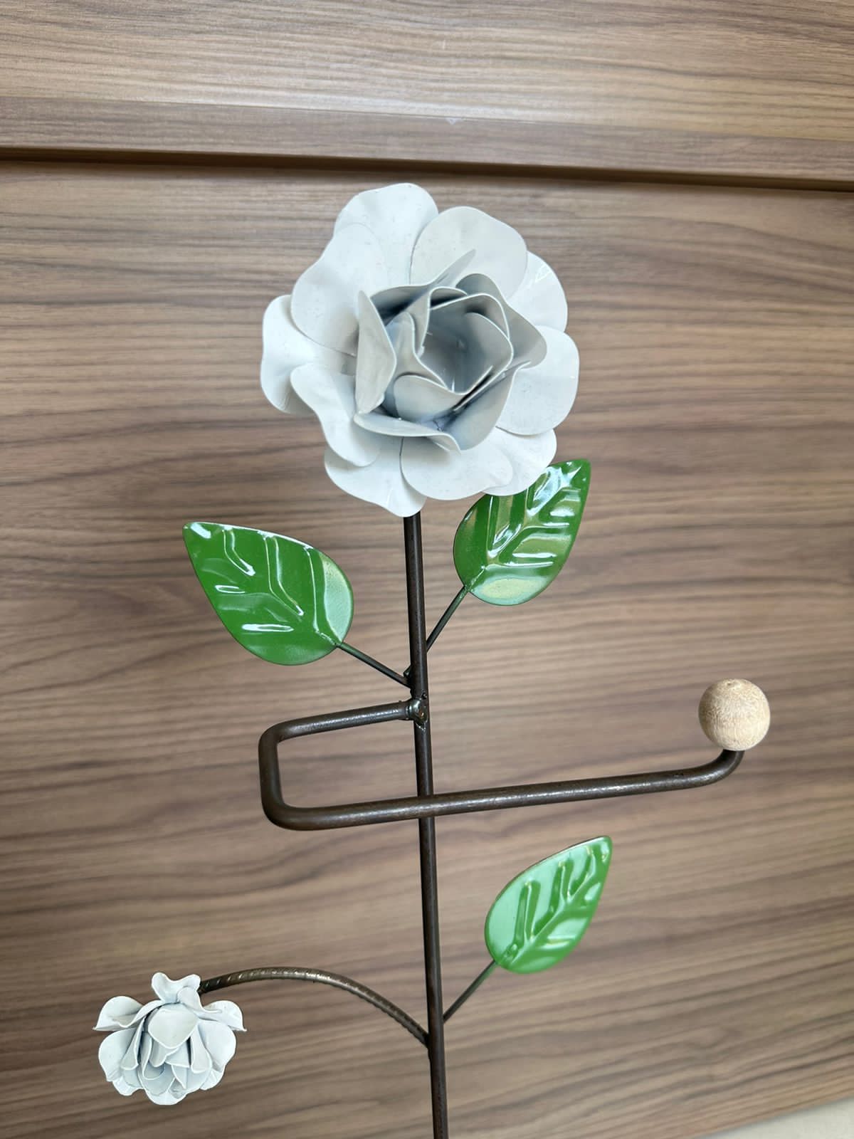 Porta Papel Higiênico em Ferro com Flores Brancas - 67 x 22 cm