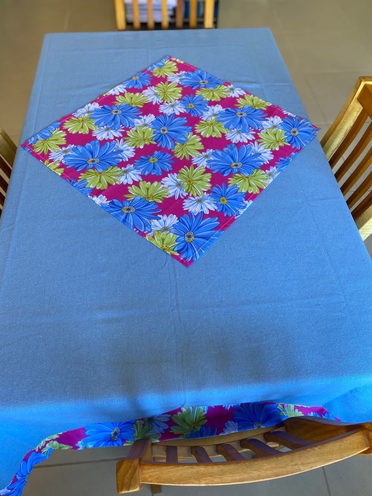 Toalha de Mesa Lilás Azulado Flores de Verão com Barra de Chita e Compose