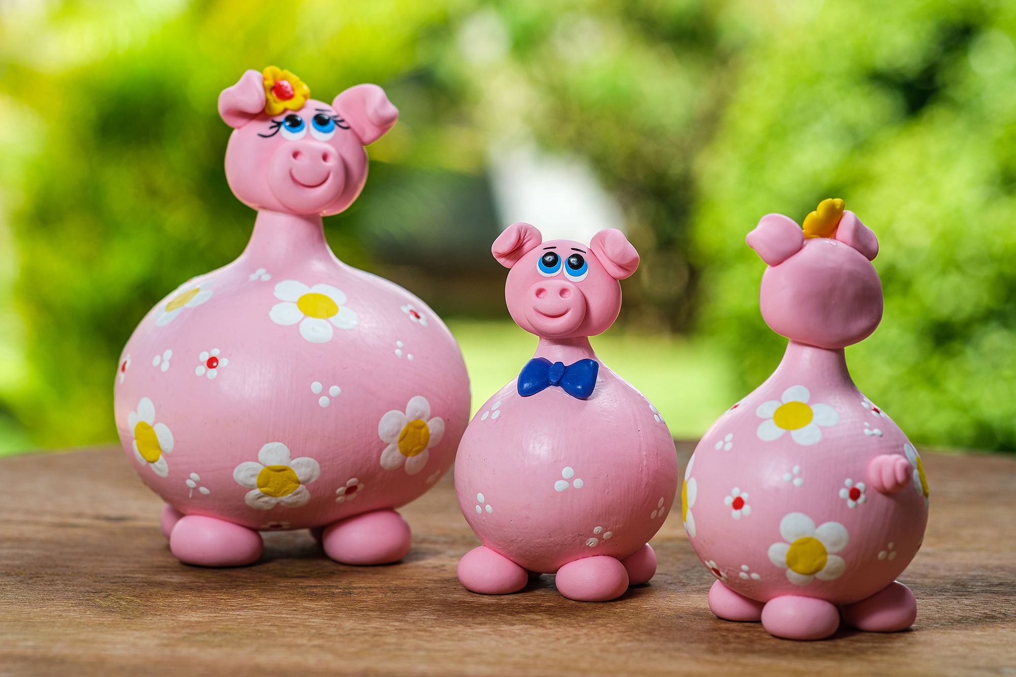 Trio de porcos em cabaça rosa
