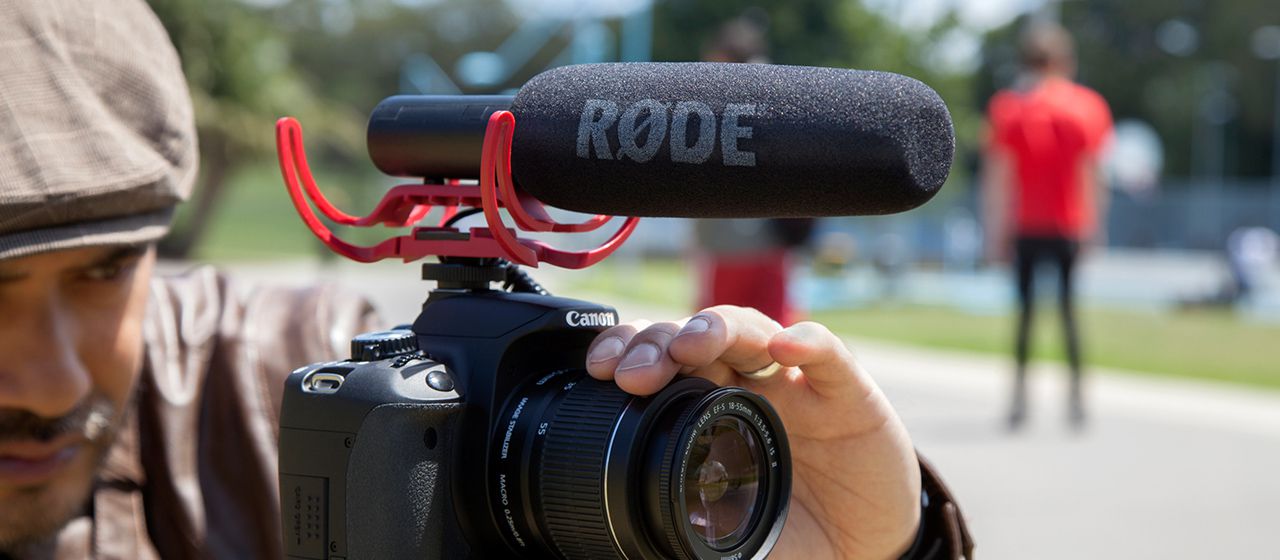 Microfone shotgun condensador profissional para câmeras de vídeo e gravadores com suspensão Rycote | RODE | VideoMic