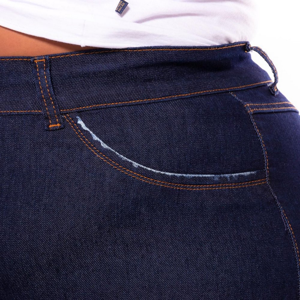 Calça Jeans com Barra Desfiada e Detalhe nos Bolsos