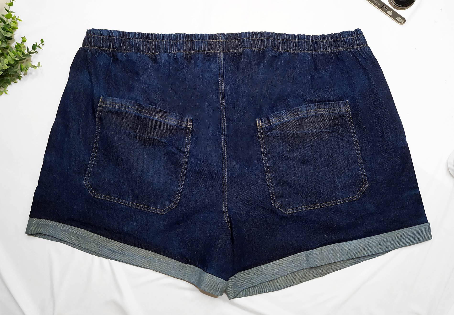 Short Jeans Curto com Elástico na Cintura e Bolsos