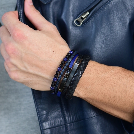 Bracelete 20cm em couro trancado preto com placa em preto fosco com detalhe.
