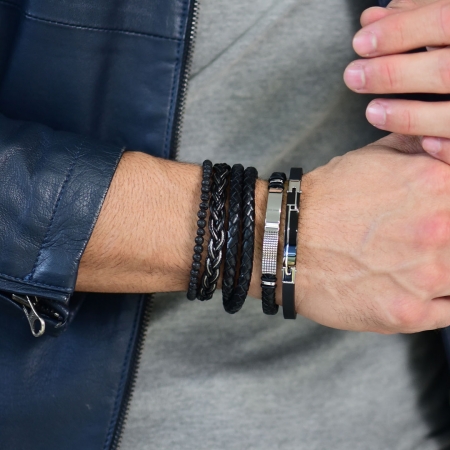 Bracelete 20cm em couro trancado preto com placa resinada em preto.