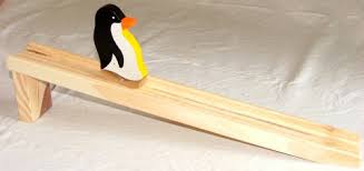 Pinguim na Rampa Brinquedo Educativo de Madeira