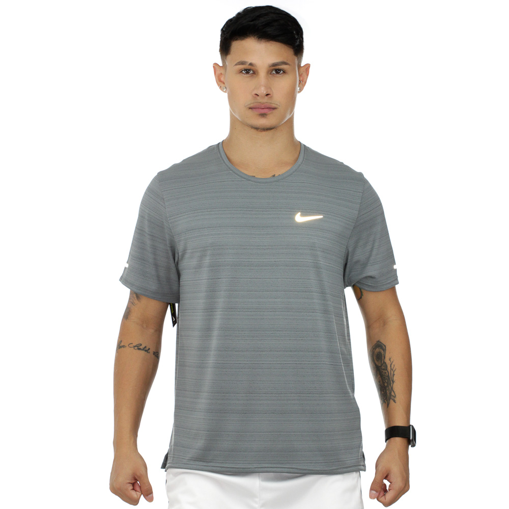 Camiseta Nike Dri-Fit Miler Cinza e Prata - Masculina